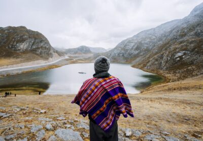 Homme en poncho