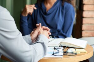 Consultation professionnelle avec prise de notes, idéale pour illustrer la facturation pour les sophrologues et leurs clients