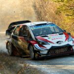 véhicule blanc et rouge sur la route