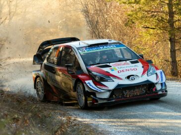 véhicule blanc et rouge sur la route