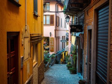 découvrez le shopping historique : explorez des boutiques anciennes, trouvez des articles uniques et plongez dans l’histoire tout en faisant vos achats dans des lieux emblématiques.