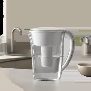 Illustration d’une carafe filtrante premium dans une cuisine moderne, mettant en avant l’élégance, la praticité et l’usage quotidien. L’image évoque le choix entre plusieurs formats et matériaux sans surcharge visuelle.