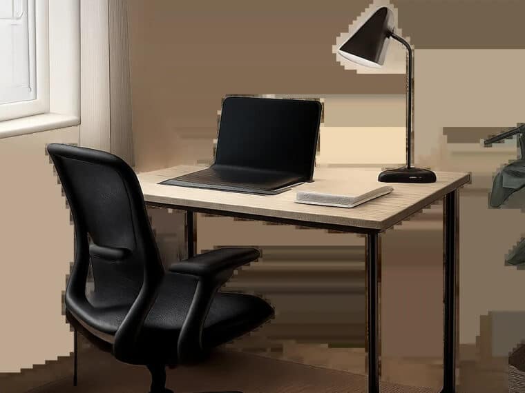 Un bureau compact de 100 cm aménagé dans un coin de pièce lumineux et fonctionnel. L’ensemble illustre une solution pratique et ergonomique pour la rentrée.