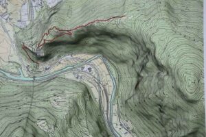 Carte détaillée avec des lignes de niveau, un fleuve et des infrastructures urbaines
