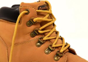 Botte de randonnée en cuir marron avec lacets jaunes et œillets métalliques
