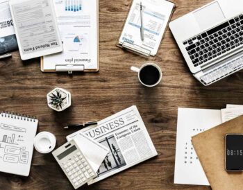 vue aérienne d'un espace de travail organisé avec matériel professionnel