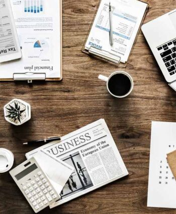 vue aérienne d'un espace de travail organisé avec matériel professionnel