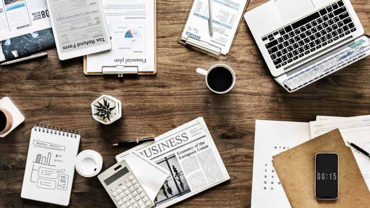 vue aérienne d'un espace de travail organisé avec matériel professionnel