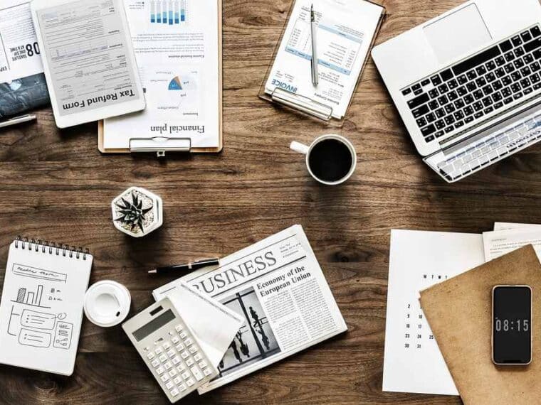 vue aérienne d'un espace de travail organisé avec matériel professionnel
